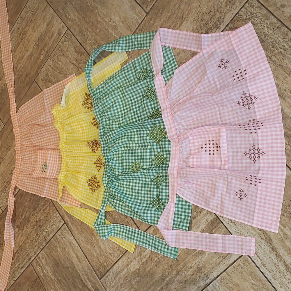 Vintage lot of aprons